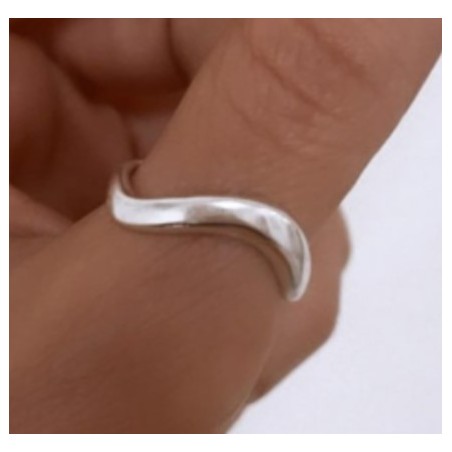 ANILLO DE PLATA CURVO.